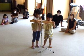 楽器にふれる-thumb-300x250-23728.jpg